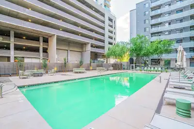 Image de Modern Phx Living | Pool, Gym, W/D + Free Parking!