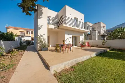 Image de Villa 'Francesca - Beach and Airport' avec terrasse privée, Wi-Fi et climatisation