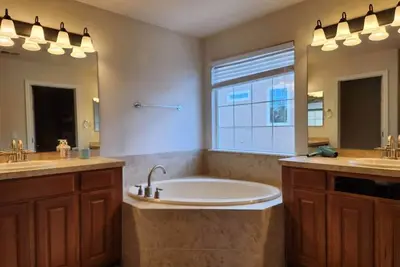 Image de Aurora 4br Getaway w ~ Tub ~ Crib  ~ 15miles to  Dia