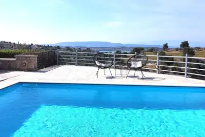 Villa 'Seaview with Pool For 6' avec vue sur la mer, Wi-Fi et climatisation