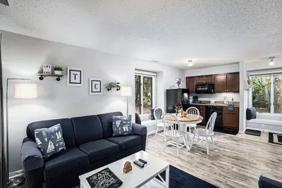 Image de 🏖️ Stylish The Shores Condo | Private Beach w/ Views ➠ 5716