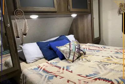 Image de Cozy 2-bedroom Glamping Rv with Ac, fitness room, WiFi at Khp