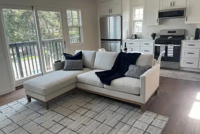 Image de Brand New Peaceful 2-bedroom Apartment Near Beach/Shopping