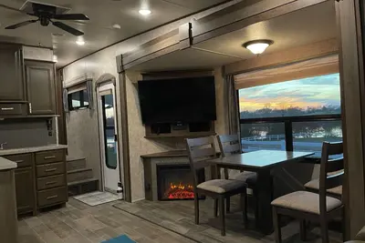 Image de Luxurious Cozy Rv Open Range Glamping Experience @ Khp