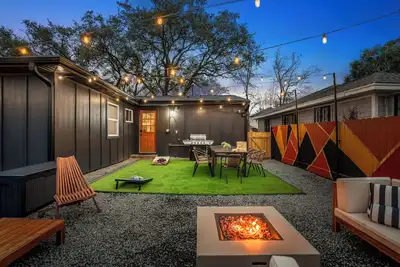 Image de Fun-Filled Backyard:Firepit-Grill-Games-Good Vibes