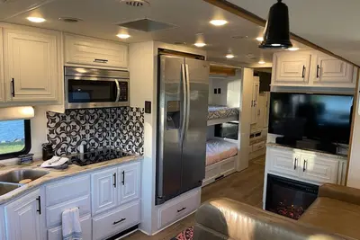 Image de Luxurious 5bd 2ba Class A Rv Thor Experience @ Khp