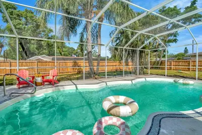 Image de Heated Pool, Game Areas & Private Backyard / Sleeps 12 / Family-Friendly Escape