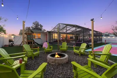 Image de Electric Flamingo - Heated Pool, Pickleball, MiniGolf, Basketball in Clearwater