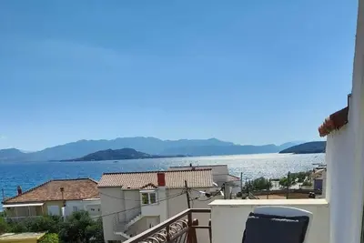 Image de Appartement de deux chambres avec le balcon et la vue sur le mer Slatine, Ciovo (A-24266-b)