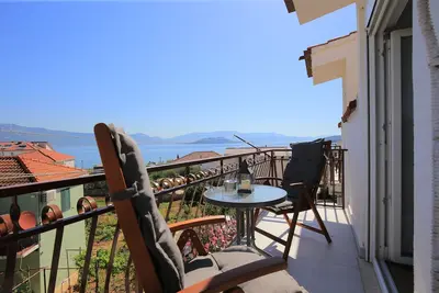 Image de Appartement d'une chambre avec le balcon et la vue sur le mer Slatine, Ciovo (A-24266-c)