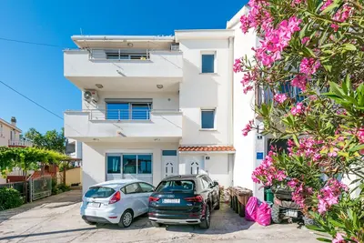 Image de Appartement d'une chambre avec le balcon et la vue sur le mer Slatine, Ciovo (A-24266-d)