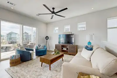 Image de Stunning lakefront home on Lake Lbj with private pool spa and outdoor shower