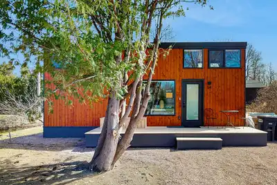 Image de Relaxing spa-like tiny house w/ hot tub, sauna, beach access, dog-friendly