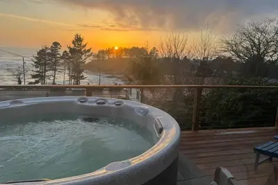 Image de Ocean view cottage with hot tub!