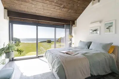 Image de Downderlin is a light-filled beautiful home with a large garden that rolls directly onto the beach.