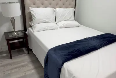 Image de 2 Minutes to bus stop, 4 minutes to coffee shop, grocery store, restaurants.