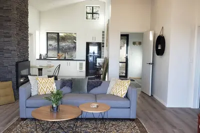 Image de Views over Whakaipo Bay - elevated over lake and countryside with privacy & stunning views