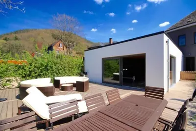 Image de Villa à Coo avec piscine intérieure, sauna