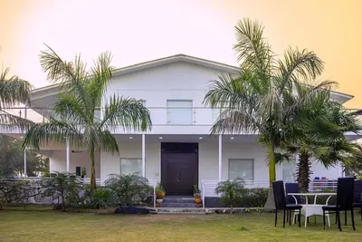 Image de Luxurious 4bhk Farmhouse Retreat with Private Pool