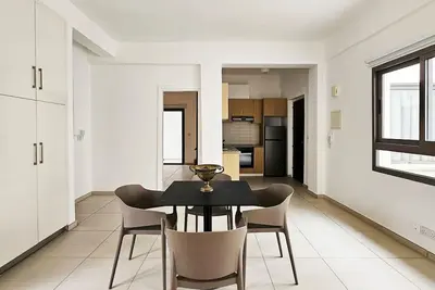 Phaedrus Living: Ledras Residences 102