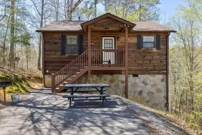 Image de A Dream Romance by Beyond Expectations | 1br Cabin w/ Hot Tub & Fireplace