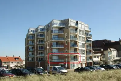 Image de Located on the north boulevard of Egmond aan Zee, for 4 persons. 1st floor, unique with 2 west-facing balconies, sea view and garage!