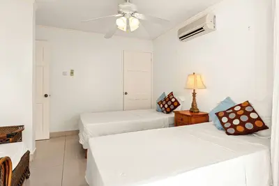 Image de Modern, Cozy 2-bedroom Condo on the beautiful West Coast with Pool and Roof Deck