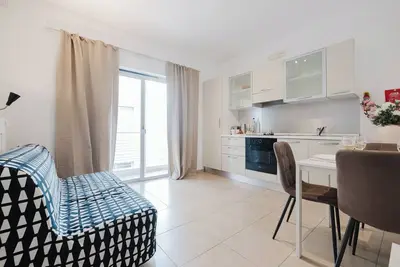 Image de Stay in comfort at this modern 1-bedroom apartment in central Sliema. Close to beaches, shops, and public transport, it features a sofa bed, Wi-Fi, and air conditioning — ideal for couples or friends exploring Malta.