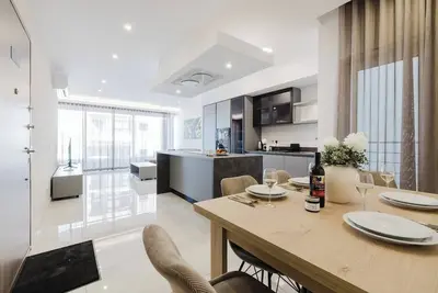 Image de Modern 3-bedroom flat by Café del Mare, Bugibba. Steps from Qawra promenade, parks & aquarium. Fully equipped kitchen, 1. 5 baths, Ac in all rooms, fast Wi-Fi, Smart Tv, towels & linen included. Perfect for holidays with friends or couples.