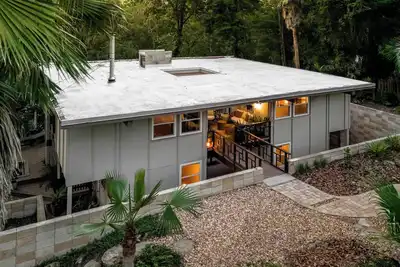 TreeTops Spacious Architectural Retreat