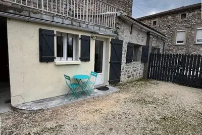 Image de Chaleureuse maisonnette au cœur de Ruoms avec terrasse et parking