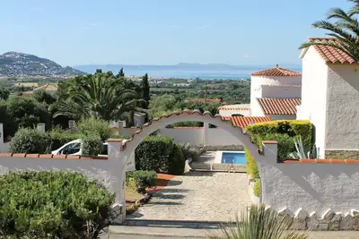 Image de Alquiler de casa con piscina y vistas, max. 7 personas, Roses