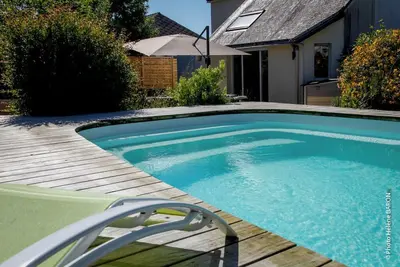 Image de Jolie contemporaine avec piscine à 300 m de la mer