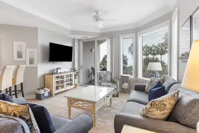 Image de 2208 Seacrest: Oceanfront Villa. 2 Bed. 2 Bath. Sleeps 8. Free Bikes. 2 Pools