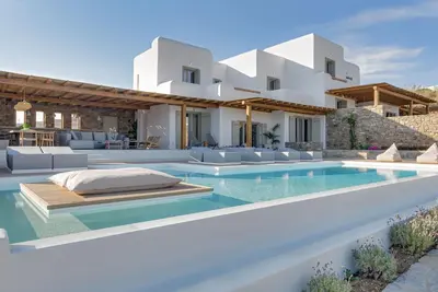 Image de Contemporary Design Meets Aegean Bliss