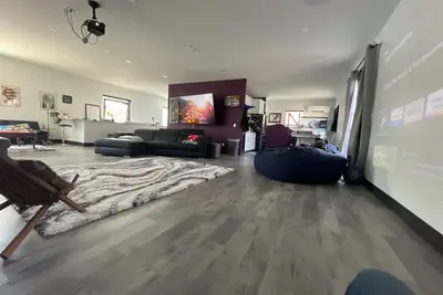 Image de electric car friendly. Charming 1000 sq. ft loft in welcoming Omaha with WiFi, Ac
