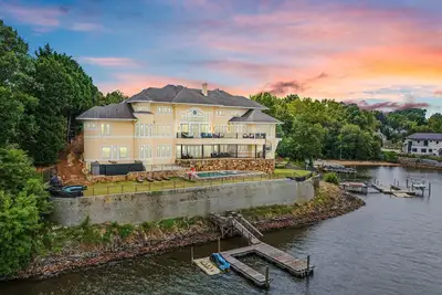 Image de New Lake Wylie Mansion; Sleeps 22 w/Game Room, Basketball Court & Amazing Views!