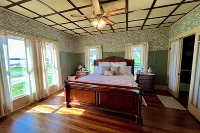 Image de Charming, historic, 4-bedroom lake house w/Hot tub just steps away from lake!