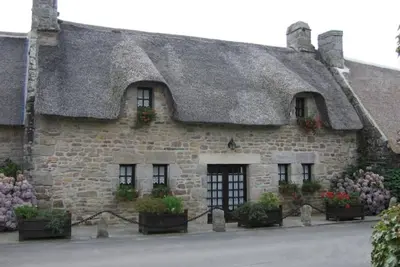 Image de Chaumière au cœur du village de Kerascoët.