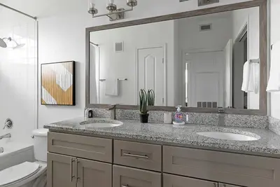 Image de Landing at Cortland South Park Terraces - 2 Bedrooms in Southpark Meadows