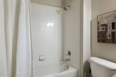 Image de Landing at Cortland South Park Terraces - 2 Bedrooms in Southpark Meadows