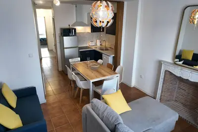 Image de Grand appartement de ville avec 2 places de parking intérieur privé