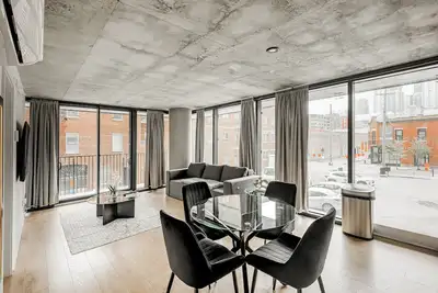 Image de Stylish 2br Apartment in Griffintown - Modern, Bright & Central