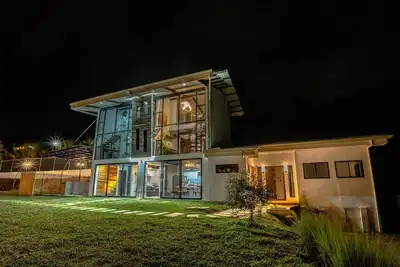 Image de Costa Rica mountain retreat with jacuzzi & firepit near San José