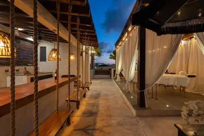 Image de Sinaan Balaam. Luxurious Villa + Rooftop Pool & Bar