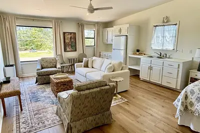 Image de Cedar Bucket Cottage - Cozy 2-bedroom apartment in Oxford!