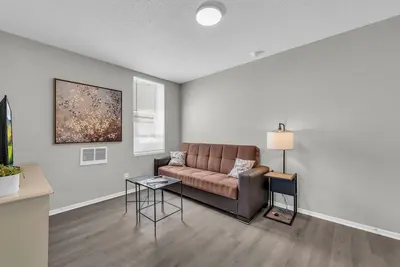 Image de Stylish 1br Historic Charm Meets Prime Convenience