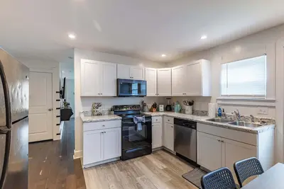 Image de Modern 2br City-Center |  Downtown + Parking + WiFi