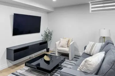 Image de Cozy 2-Bedroom Basement Apt with Separate Entrance