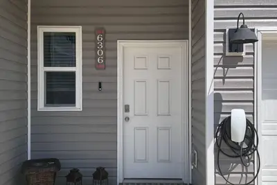 Image de 3-bedroom townhome in enchanting Pensacola with Ev Charger